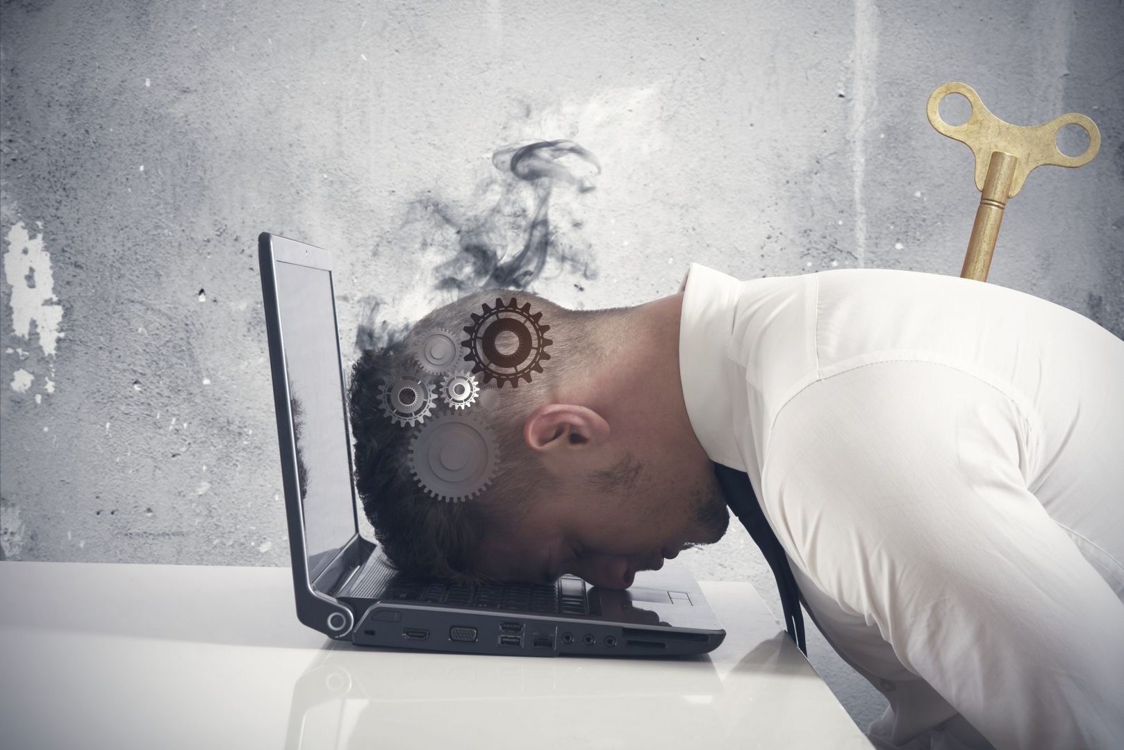 Een afbeelding van iemand die burned out op het toetsenbord van zen laptop ligt.