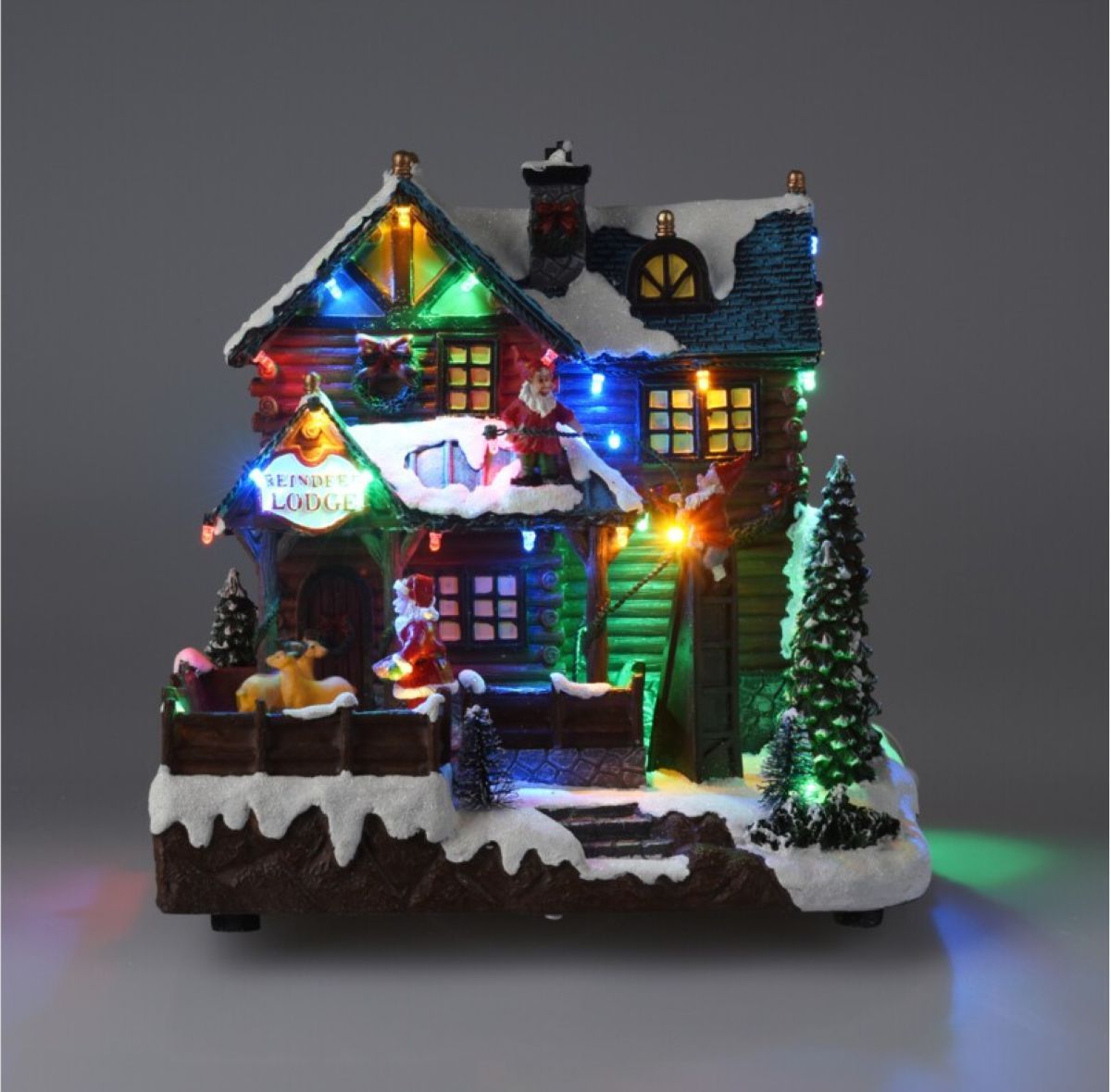 Reindeer Lodge kersthuis met gekleurde LED-verlichting en draaiende rendieren