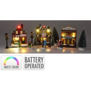 Veertiendelige kerstdorpsstraat met drie verlichte huisjes, figuren, lantaarns en kerstbomen