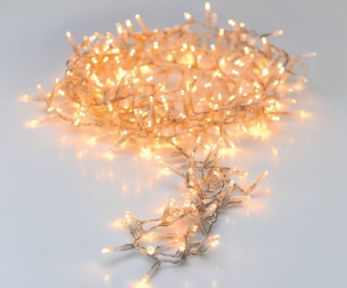 Brandend warmwit lichtsnoer met 120 leds aan een transparant snoer.