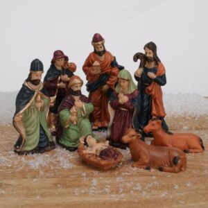 Negen handgeschilderde kerststalfiguren van circa 8 cm samen opgesteld