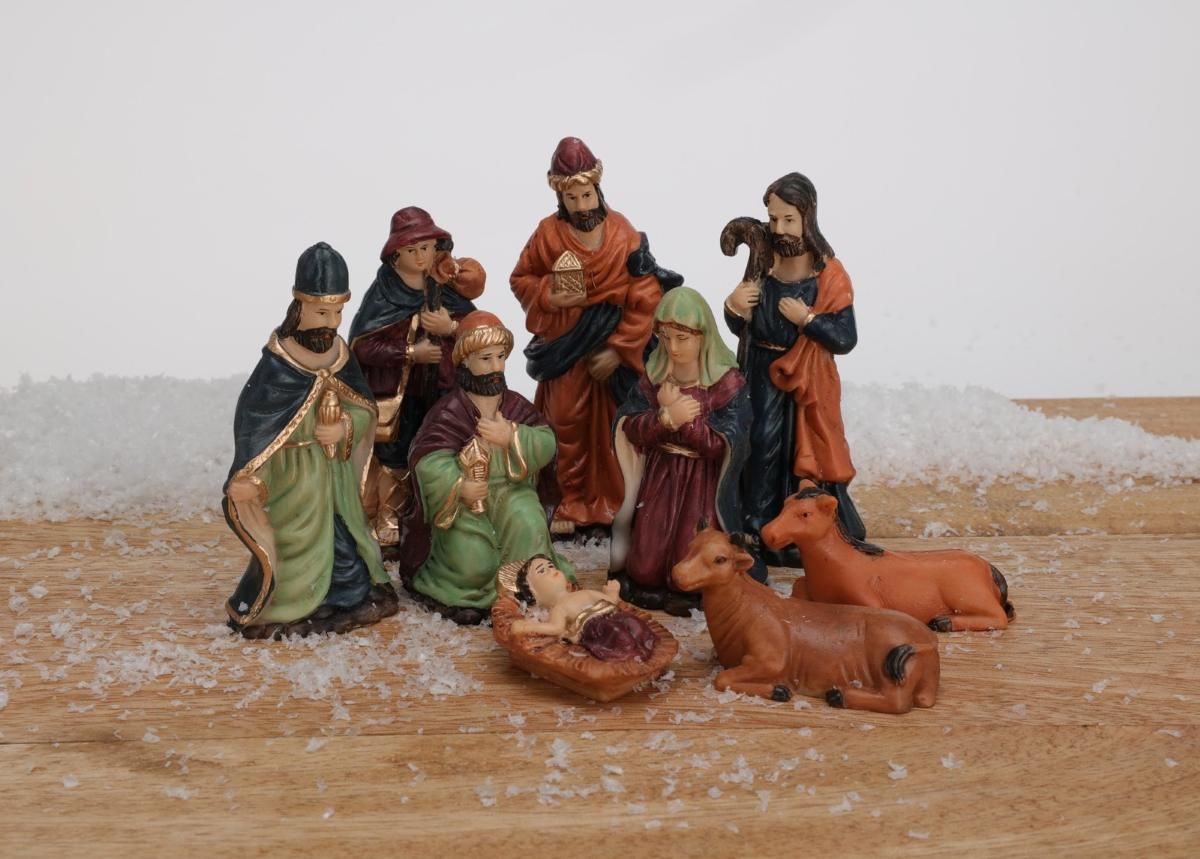 Negen handgeschilderde kerststalfiguren van circa 8 cm samen opgesteld