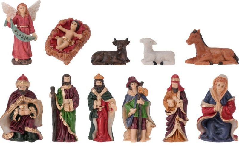 Alle elf kerststalfiguren van circa 10 cm afzonderlijk op een witte achtergrond