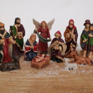 Elf handgeschilderde kerststalfiguren van circa 10 cm met een engel