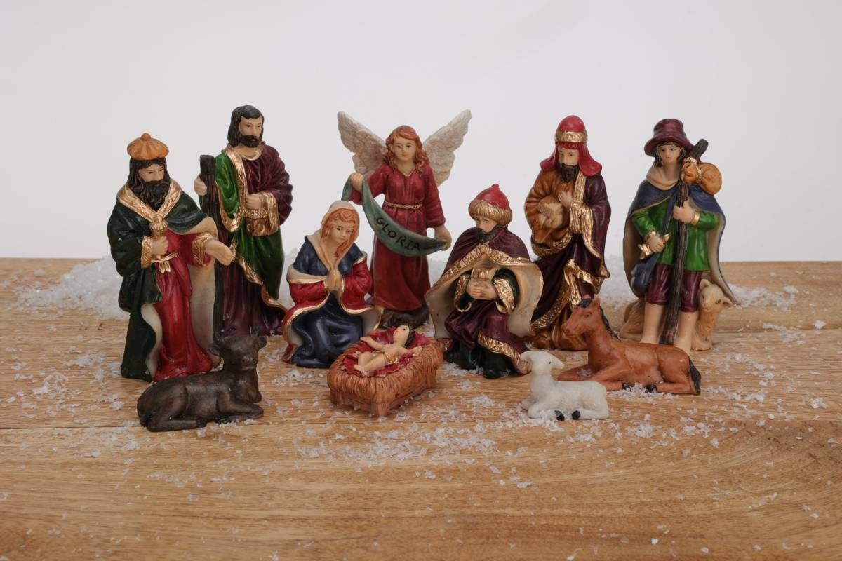 Elf handgeschilderde kerststalfiguren van circa 10 cm met een engel