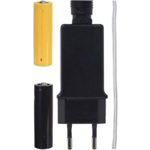 Zwarte netadapter met een gele en zwarte AA-batterijvervanger en transparant snoer